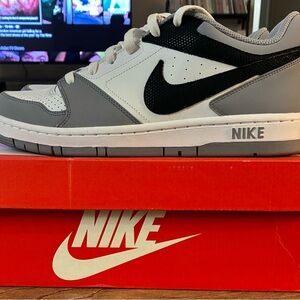 Nike Prestige IV Sneakers 
Size 10.5